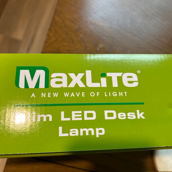 MaxLite Desk LAMP LED 4W Slim 3000K, USB Port, White Finish - Picture 3 of 6